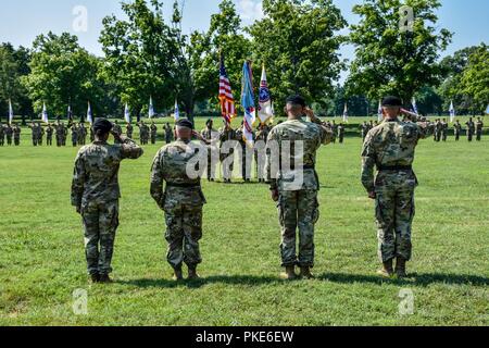 La festa ufficiale che consiste di (da destra a sinistra) Il Mag. Gen. Jeffrey Snow, in uscita Comandante generale degli Stati Uniti Esercito comando di reclutamento, gen. Stephen Townsend, comandante della U.S. Esercito la formazione e la dottrina del comando, il Mag. Gen. Frank Muth, incoming Comandante generale degli Stati Uniti Esercito il reclutamento di comando e il comando Sgt. Il Mag. Tabitha Gavia, comando in arrivo sergente maggiore degli STATI UNITI Esercito comando reclutamento di salutare la bandiera durante la riproduzione di un inno nazionale durante la modifica del comando/Responsabilità cerimonia al Fort Knox, Kentucky, luglio 25. Foto Stock