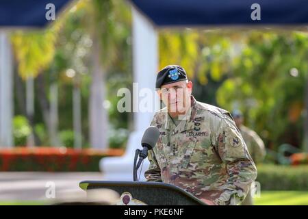 Stati Uniti Esercito gen. Robert B. marrone, il comandante dell'U.S. Pacifico esercito, gli indirizzi dei partecipanti a Briga. Gen. Sean Gainey e Briga. Gen. Michael Morrissey, in uscita e in entrata 94th esercito aria e Difesa Missilistica, al cambiare del comando cerimonia, luglio 26, 2018, storico Palm Circle prato a Fort Shafter, Hawaii. Foto Stock