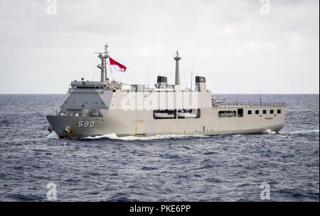 Oceano Pacifico (26 luglio 2018) - Repubblica di Indonesia Navy imbarcadero nave KRI Makassar (590) transita l'Oceano Pacifico mentre nel corso dell'Orlo del Pacifico (RIMPAC) Esercizio, luglio 26. Venticinque nazioni, 46 navi, cinque sommergibili e circa 200 aerei e 25.000 personale partecipano RIMPAC dal 27 giugno al 2 agosto in e intorno alle Isole Hawaii e la California del Sud. Il più grande del mondo marittimo internazionale esercitazione RIMPAC offre una singolare opportunità di formazione promuovendo e sostenendo le relazioni cooperative tra i partecipanti sono fondamentali per garantire la s Foto Stock