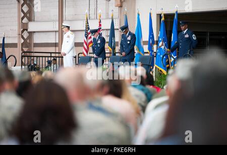 Adm. Phil Davidson, U.S. Indo-pacifico comando (INDOPACOM) commander, Air Force Vice Capo di Stato Maggiore gen. Stephen W. Wilson, e gen. come può esserlo l' Brown Jr., ascoltare l'invocazione durante la Pacific Air Forces assunzione del comando cerimonia alla base comune Harbor-Hickam perla, Hawaii, luglio 25, 2018. Brown ha assunto il comando di PACAF, dove egli ora conduce U.S. Indo-pacifico il comando del componente di aria, offrendo airpower in 53 percento del globo. Foto Stock