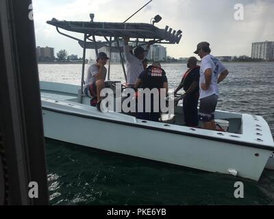 Stazione della Guardia costiera Fort Lauderdale dei funzionari incaricati di applicare la legge effettuare un imbarco su una nave da diporto in Fort Lauderdale, luglio 26, 2018. Il led d'imbarco per il rilascio di più uovo-cuscinetto aragoste che sono state ottenute illegalmente dall'equipaggio delle imbarcazioni da diporto. Foto Stock