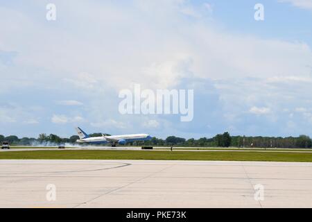 Il Vice Presidente degli Stati Uniti Michael Pence e sua moglie, Karen Pence, seconda lady degli Stati Uniti, arrivare a Grand Forks Air Force Base in North Dakota, luglio 25, 2018 via C-32 Air Force 2. Il vice presidente e il secondo la signora si è incontrato con gli avieri e i coniugi degli aviatori per saperne di più su Grand Forks AFB. Foto Stock