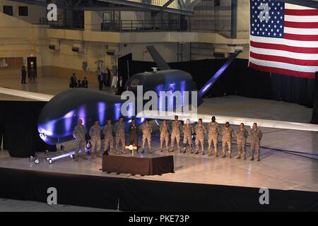 Avieri stand al resto parata dietro un podio designato per il Vice Presidente degli Stati Uniti Michael Pence Luglio 25, 2018 il Grand Forks Air Force Base in North Dakota. Il vice presidente ha tenuto un discorso agli aviatori, che li ha ringraziati per il loro servizio e dedizione al Grand Forks AFB missione. Foto Stock