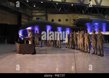 Col. Benjamin Spencer, 319Air Base Wing Commander, sorge di fronte aviatori di introdurre il Vice Presidente degli Stati Uniti Michael Pence Luglio 25, 2018 il Grand Forks Air Force Base in North Dakota. Prima di accogliere il vice presidente per il podio, Spencer ha portato i presenti a intonare la base motto "Guerrieri del Nord, combattendo dalla forche!" Foto Stock