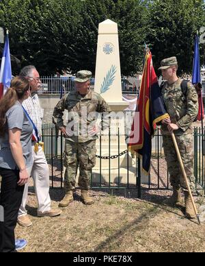 Il Maggiore Generale Steven Ferrari della 42a Divisione di Fanteria comandante riceve un dono dal sindaco di Sergy, Francia il 27 luglio 2018. I soldati della Divisione hanno partecipato a La Croix Rouge Farm dieci miglia a piedi, alcuni soldati ha avviato presso la città di Sergy, Francia dove la divisione ha perso i soldati in quella città durante la Prima Guerra Mondiale. La Croix Rouge Farm battlefield tour è stato un 10-Mile Road marzo di siti storici della divisione arcobaleno il primo azioni offensive da luglio 25-30, 1918. L'assalto della divisione faceva parte del primo attacco alleato attraverso un 25-Mile parte anteriore vicino a Soissons e Foto Stock