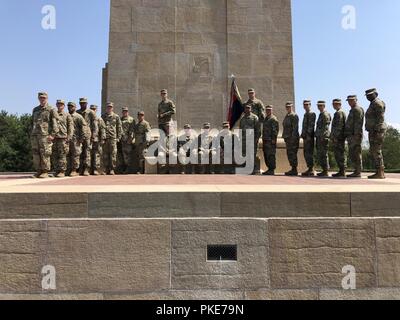 I soldati della New York Army National Guard, XLII divisione di fanteria visita il Chateau-Thierry American monumento in Suippes, Francia il 26 luglio 2018. La xlii divisione soldati sono l'elemento di derivazione per le commemorazioni della Seconda battaglia della Marna, combattuta nel luglio del 1918. Essi parteciperanno tutti i giorni della settimana in eventi condotti dalla Commissione di Monumenti di Combattimento americana e gli Stati Uniti Esercito Centennial. .Venticinque SOLDATI Dal quarantaduesimo divisione di fanteria erano in Francia da luglio 24-29 di prendere parte ad eventi di commemorazione della divisione di ruolo-- e il ruolo degli Stati Uniti Esercito-- nella guerra mondiale I. ( Foto Stock