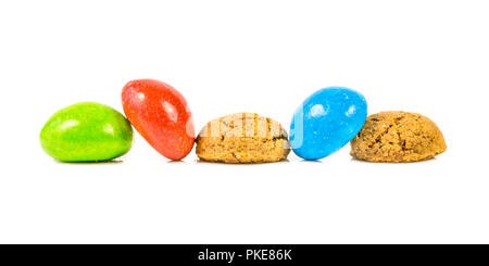 Pepernoten mazzetto di tradizionale e i cookies colorate su sfondo bianco per Sinterklaas annuale evento di vacanza nei Paesi Bassi il 5 dicembre Foto Stock