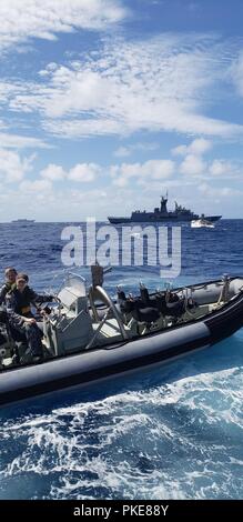 Un equipaggio di barca dalla Royal Australian navy HMAS Toowoomba (FFH 156) rispondere a una barca a vela dismasted off delle Hawaii, luglio 29, 2018. Il recipiente è stato assistito da equipaggi provenienti da entrambi i Toowoomba e Stazione della Guardia Costiera Honolulu. Foto Stock