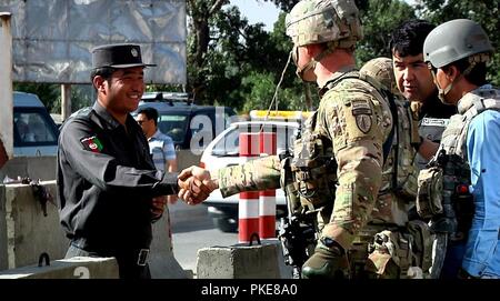 KABUL, Afghanistan (29 luglio 2018) - USA Esercito la forza di sicurezza brigata di assistenza (SFAB) i consulenti incontrano con nazionale afghano di funzionari di polizia di Kabul. Essi sono stati assistiti da Kabul forza di sicurezza (KSF). La KSF è impegnata a lavorare a fianco dei nostri partner della coalizione nel fornire la sicurezza e il supporto per i consulenti in tutta Kabul come lavorano al treno, consigliare e assistere la nazionale afghana delle forze di difesa e di sicurezza. (NATO Foto Stock