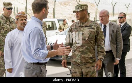 Stati Uniti Esercito Lt. Gen. Michael X. Garrett, U.S. Esercito comandante centrale, il centro-destra, Briga. Gen. Salim Al-Salimi, senior Liaison Officer per il segretario generale del ministro della Difesa Oman, seconda a sinistra, e l'ambasciatore Marc J. Sievers, U.S. Ambasciatore del Sultanato di Oman, seconda a destra, ricevere un briefing durante una visita in loco di nuove strutture di Duqm, Oman, luglio 25, 2018. Lt. Gen. Garrett ha visitato lo stabilimento per valutare la capacità di supportare USARCENT duratura cooperazione nella regione. Foto Stock