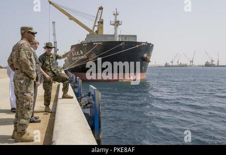 Stati Uniti Marine Corps Lt. Col. Scott Westerfield, U.S. Navy/STATI UNITI Marine Corps attaché, U.S. Embassy Oman, fornisce una panoramica del sito breve NEGLI STATI UNITI. Esercito Lt. Gen. Michael X. Garrett, U.S. Esercito comandante centrale, durante la sua visita al porto di Duqm, Oman, luglio 25, 2018. Lt. Gen. Garrett ha visitato il porto per valutare la capacità dell'IT di supporto USARCENT duratura cooperazione nella regione. Foto Stock