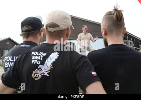 Gordon Pullen, centro tan shirt, Site Manager da Torres Advanced Enterprise Solutions, mutandine i dimostranti partecipanti prima della 22K per 22 una giornata di sensibilizzazione di suicidio Marzo a Camp Bondsteel, Kosovo, 29 luglio. Proventi da marzo andrà verso il Rangers piombo il modo in fondo, un'organizzazione che fornisce sostegno finanziario agli Stati Uniti Army Rangers e le famiglie di coloro che sono morti, sono stati disattivati o che sono attualmente in servizio a danno di tutto il mondo. Foto Stock