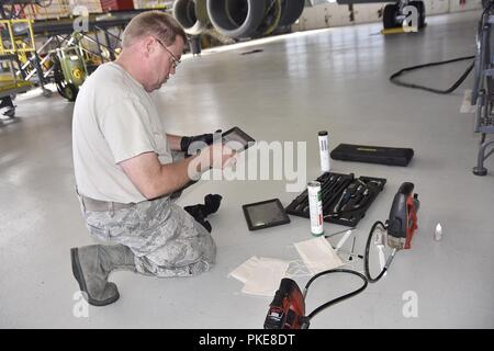Master Sgt. Carl Tyynismaa e Senior Airman Andrew Parke 191st squadrone manutenzione equipaggio capi, applicare del grasso e lubrificante per un KC-135 Stratotanker dopo essere stato lavato a Selfridge Air National Guard Base, Mich, 28 luglio 2018. Il KC-135s sono richiesti per essere lavate ogni 180 giorni, o più spesso se necessario. Foto Stock
