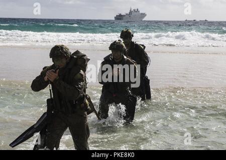 MARINE CORPS BASE HAWAII (29 luglio 2018) soldati australiani condotta di ricognizione sulla piramide la spiaggia di roccia durante un atterraggio anfibio dimostrazione da parte di RIM del Pacifico (RIMPAC) Esercizio su Marine Corps base Hawaii Luglio 29, 2018. RIMPAC fornisce un elevato valore di formazione per attività organizzata, altamente capace Air-Ground Marine Task Force e migliora la crisi critica la capacità di risposta degli Stati Uniti Marines nel Pacifico. Venticinque nazioni, 46 navi, cinque sommergibili, circa 200 aerei e 25.000 personale partecipano RIMPAC dal 27 giugno al 2 agosto in e intorno alle isole Hawaii un Foto Stock