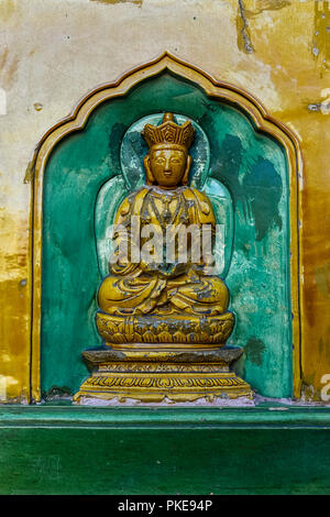Dettaglio della ceramica smaltata Buda nel palazzo d'estate, Pechino Foto Stock