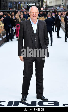 Jim Broadbent in arrivo per il re dei ladri Premiere Mondiale tenutosi a Vue West End, Leicester Square, Londra. Foto Stock