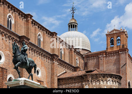 Statua equestre di Bartolomeo Colleoni nel Campo Santi Giovanni e Paolo; Venezia, Italia Foto Stock