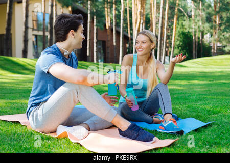 Bella giovane donna che parla al suo fidanzato Foto Stock