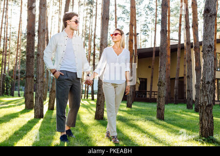 Gioiosa felice bella coppia godersi il tempo nel bosco Foto Stock