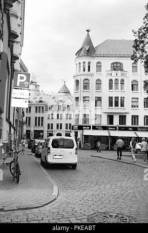 RIGA, Lettonia - 28 agosto 2018: Il gatto di casa (a destra) al 10 Meistaru iela nella città vecchia di Riga, la capitale della Lettonia. È stato costruito nel 1909 Foto Stock