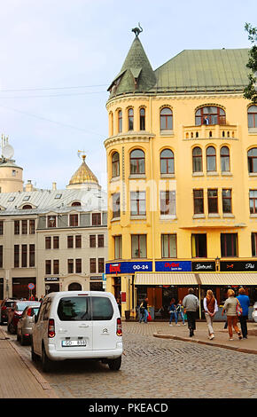 RIGA, Lettonia - 28 agosto 2018: Il gatto di casa (a destra) al 10 Meistaru iela nella città vecchia di Riga, la capitale della Lettonia. È stato costruito nel 1909 Foto Stock