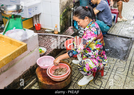 Ho Chi Minh City, Vietman - Ottobre 21, 2016. Il pesce appena pescato e altri frutti di mare per la vendita in un annata di produzione asiatica di mercato di Ben Thanh. Foto Stock