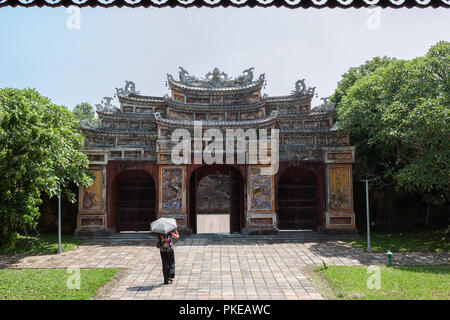 Gateway per la Thế Tổ Miếu tempio gruppo nell'angolo sud-ovest della città imperiale, Tonalità Viet Nam. Modello rilasciato Foto Stock