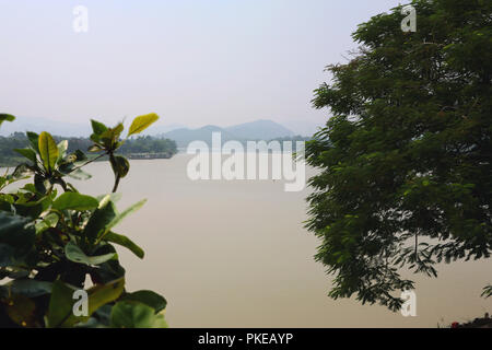 Profumo (fiume Sông Hương o Hương Giang) dall'Thiên Mụ Pagoda, Tonalità Viet Nam Foto Stock