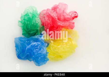 Diversi sacchetti di plastica su sfondo di legno. Foto Stock