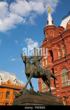 Monumento al maresciallo G K Zhukov (in primo piano), museo storico statale (fondo), Piazza Rossa; Mosca, Russia Foto Stock