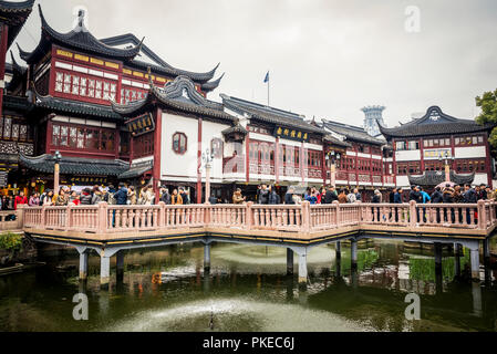 I turisti vicino alla città di Tempio di Dio e il Giardino Yu nell'ex quartiere Nanshi; Shanghai, Cina Foto Stock