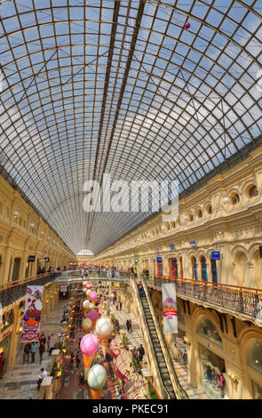 Interno di grandi magazzini GUM; Mosca, Russia Foto Stock