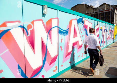 London England,UK,South Bank,Waterloo,Lower Marsh,Wall murale,man men maschio,worker,business abbigliamento,walking,UK GB English Europe,UK180814039 Foto Stock