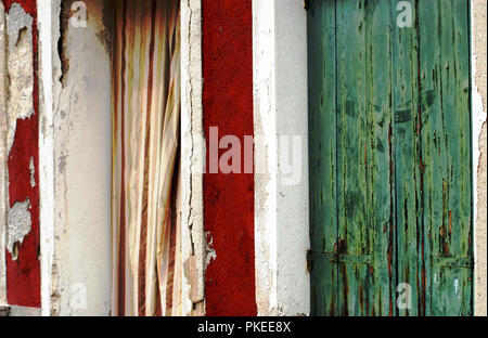 Isola di Burano, Italia, vicino Venezia- Closeup dettagli architettonici di colorate strutture antiche che sono state alterate e danneggiato nel tempo. Foto Stock