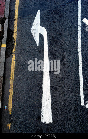Girare a sinistra freccia contrassegnata sulla strada intrapresa dall'alto Foto Stock