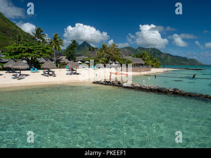 Over water bungalows all'Hilton Lagoon Resort e Spa, Papetoai, Moorea, Tahiti, Polinesia Francese Foto Stock