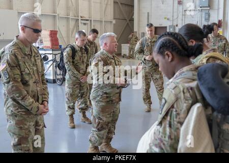 La Georgia National Guardsman 1Lt. Marc D. Lowe, un cappellano con il Marietta basato° Battaglione, 171st reggimento di aviazione, conduce l'unità nella preghiera prima di uscire per Tbilisi, Repubblica di Georgia il 28 luglio 2018 a Dobbins Air Base di riserva. Ga. L'unità che partecipano al nobile 18 Partner, un esercizio ospitato dalla U.S. Esercito Europa con più di 14 nazioni partecipanti nei prossimi 4 settimane. Stati Uniti Esercito nazionale Guard Foto Stock