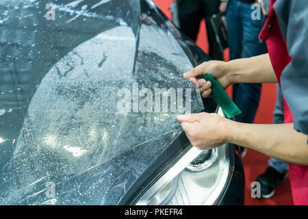 Installare lavoratore auto paint protection film con la spatola