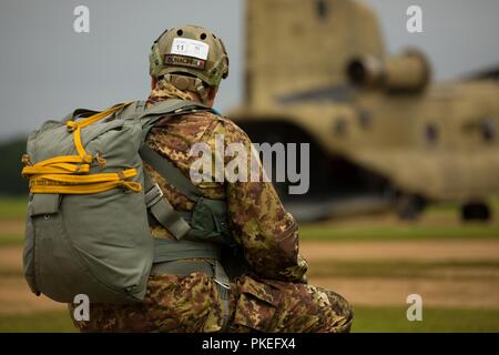 Paracadutista italiano Sgt. Bonacini attende a bordo di un CH-47 Chinook durante Leapfest 2018 a West Kingston, RI., 1 agosto 2018. Leapfest è il più grande e il più lungo in piedi, international static line parachute evento di formazione e competizione ospitata dalla 56th squadrone comando, Rhode Island esercito Guardia Nazionale per promuovere tecniche di alto livello e esprit de corps entro il International Airborne comunità. Foto Stock