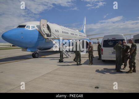 Adm. Phil Davidson si prepara a discostarsi dal Marine Corps Air Station Iwakuni, Giappone, 31 luglio 2018. Questo incontro e saluto è stata condotta per discutere i piani futuri e gli esercizi. Davidson, St. Louis native, è attualmente il venticinquesimo comandante di U.S. Comando Indo-Pacifico. Foto Stock