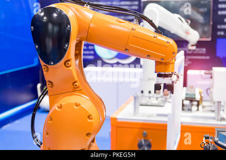 Schermata di robotica la pellicola di protezione o di copertura in vetro nella fabbricazione di fabbrica del telefono Foto Stock