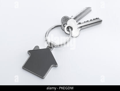 Portachiavi a forma di casa con chiave su sfondo nero. Costruzione,  disegno, progetto, spostamento a nuova casa, ipoteca, deposito, affitto e  acquisto re Foto stock - Alamy