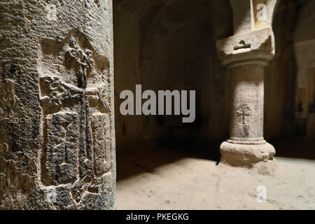 GARNI, Armenia - 24 agosto 2018: Monastero di Geghard vicino a Yerevan è un monastero medievale nella provincia di Kotayk di Armenia, essendo parzialmente scavata Foto Stock