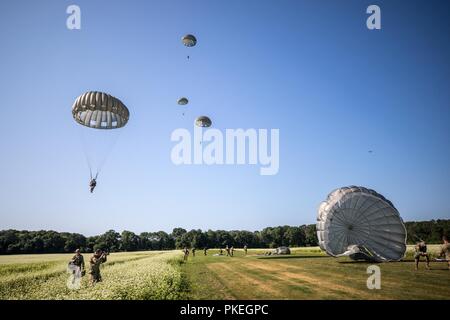 Paracadutisti scendere su Castello zona di caduta durante Leapfest presso la University of Rhode Island, West Kingston, R.I., e il Agosto 5, 2018. Leapfest è il più grande e il più lungo in piedi, international static line parachute evento di formazione e competizione ospitata dalla 56th squadrone comando, Rhode Island esercito Guardia Nazionale per promuovere tecniche di alto livello e esprit de corps entro il International Airborne comunità. Foto Stock