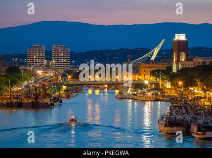Pescara, Italia - La vista del tramonto dal ponte del Mare ponte monumentale nel canale e il porto della città di Pescara, Abruzzo. Foto Stock