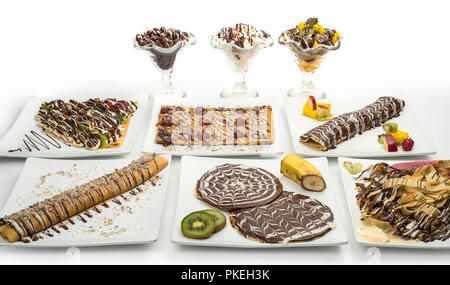 Set di Crepes e frittelle decorate con frutta e gelato isolati su sfondo bianco, percorso di clipping incluso Foto Stock