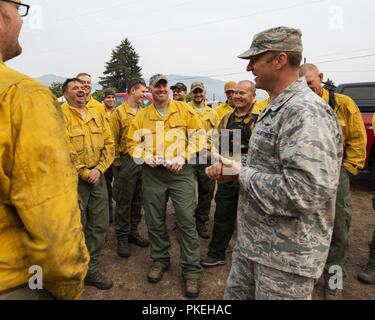 Col. Johan Deutscher, Comandante della 141Air Refuelling Wing, saluta guardie da 141che ha mobilitato a Northport, nello Stato di Washington per sostenere gli sforzi di estinzione per le pecore Creek fire Agosto 8, 2018. Quasi 60 guardie da 141ARW sono stati mobilitati per contribuire a sostenere gli sforzi di estinzione in tutta la regione. Foto Stock