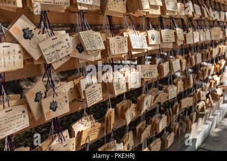 Righe di tavolette votive con auguri scritto da visitatori del Tempio di Meiji in Tokyo. Foto Stock