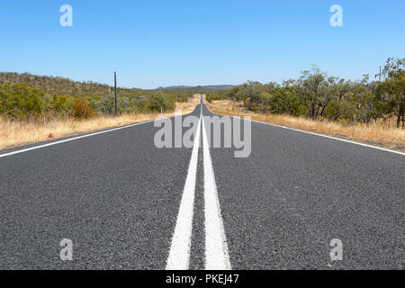 Dritta strada isolata a Chillagoe, Queensland del Nord, QLD, Australia Foto Stock