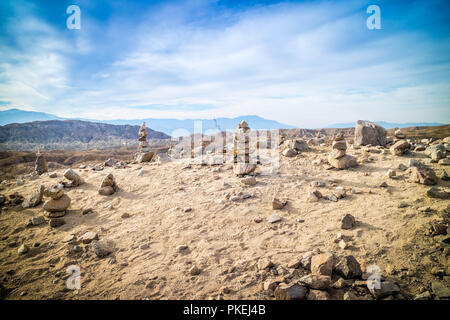 Pietre di impilamento in Mecca Hills Palm Spring, California Foto Stock